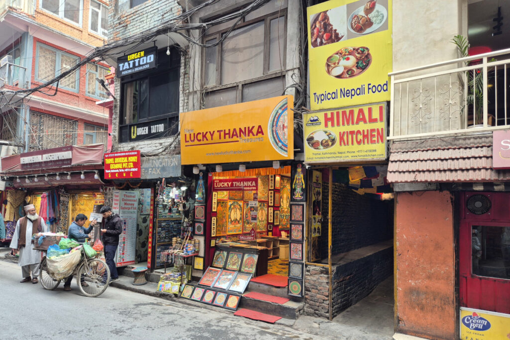 Eingang zum Himali Kitchen in einer Gasse in Thamel, Kathmandu