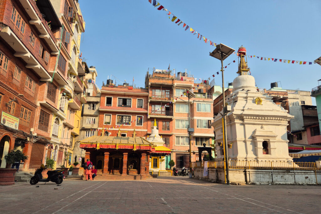 Historischer Innenhof im Kathmandu-Tal Historischer Innenhof im Kathmandu-Tal mit buddhistischem Stupa, Tempel und Wohnhäusern