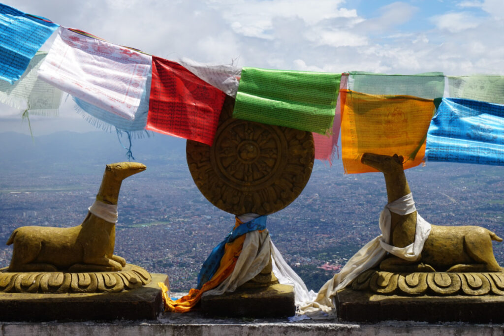 Aussicht vom Jamacho über Kathmandu Gebetsfahnen am Jamacho mit Blick über das Kathmandu-Tal