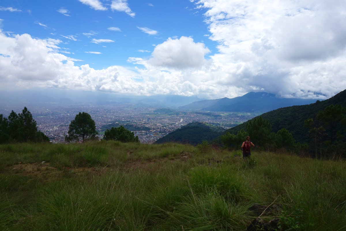Wanderweg am Jamacho mit Aussicht über das Kathmandu-Tal