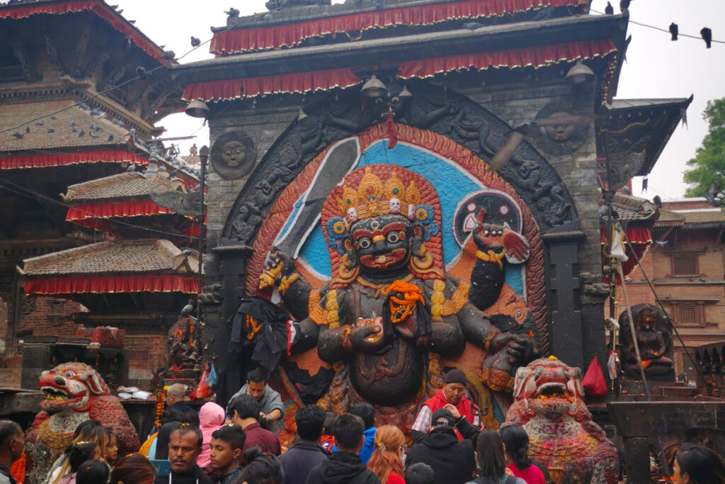 Kal Bhairav am Kathmandu Durbar Square Kal Bhairav mit Gläubigen am Kathmandu Durbar Square