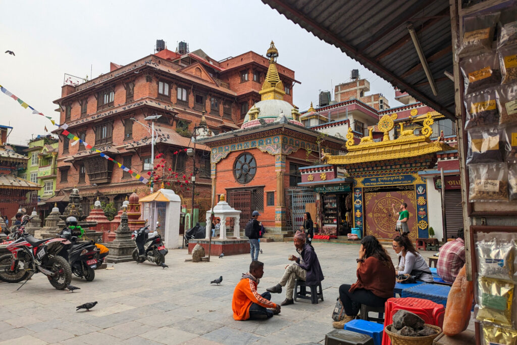 Kathesimbhu Stupa mit Tempeln und traditioneller Architektur nahe Thamel in Kathmandu