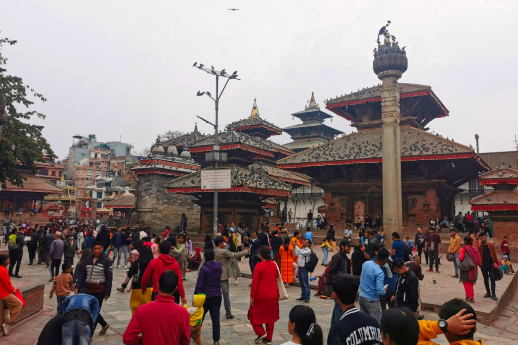Kathmandu Durbar Square zwischen Tempeln und Alltag Tempel und Besucher auf dem Kathmandu Durbar Square