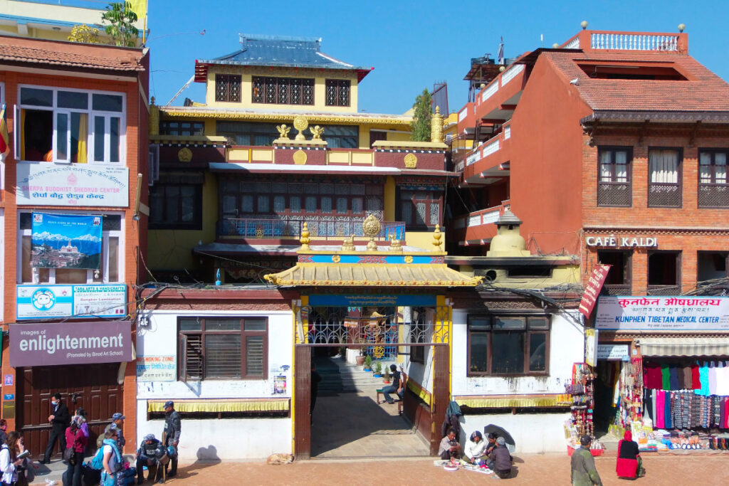 Buddhistisches Kloster am Boudhanath Stupa Buddhistisches Kloster zwischen Geschäften am Boudhanath Stupa in Kathmandu