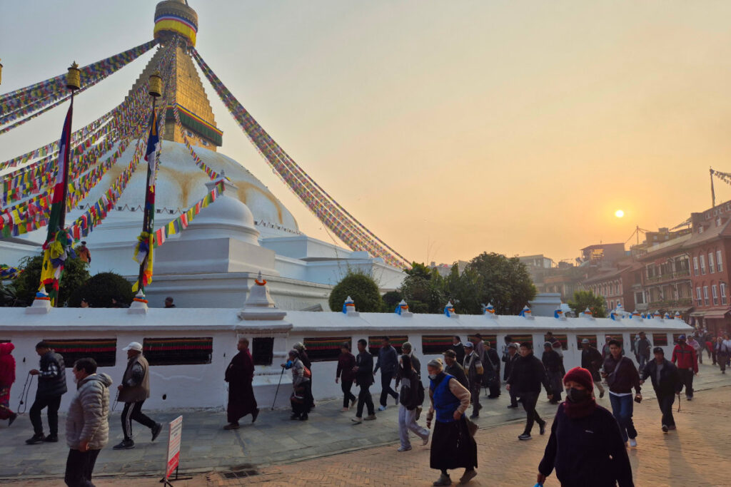 Kora am Boudhanath Stupa Pilger und Besucher laufen bei Abendlicht ihre Kora um den Boudhanath Stupa in Kathmandu