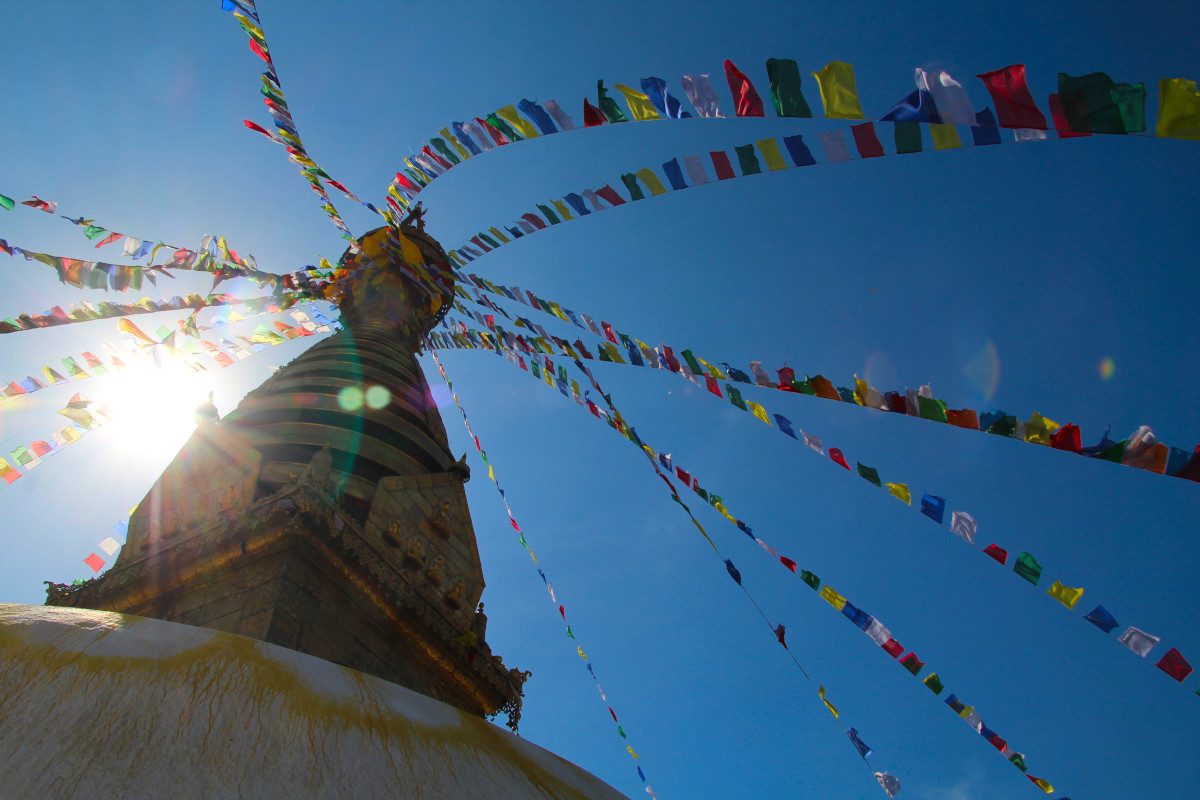 Swayambhunath Stupa mit Gebetsfahnen im Gegenlicht der Sonne