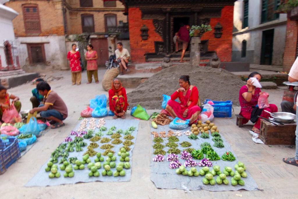 Frauen verkaufen Gemüse auf einem kleinen Markt in der Altstadt von Kathmandu