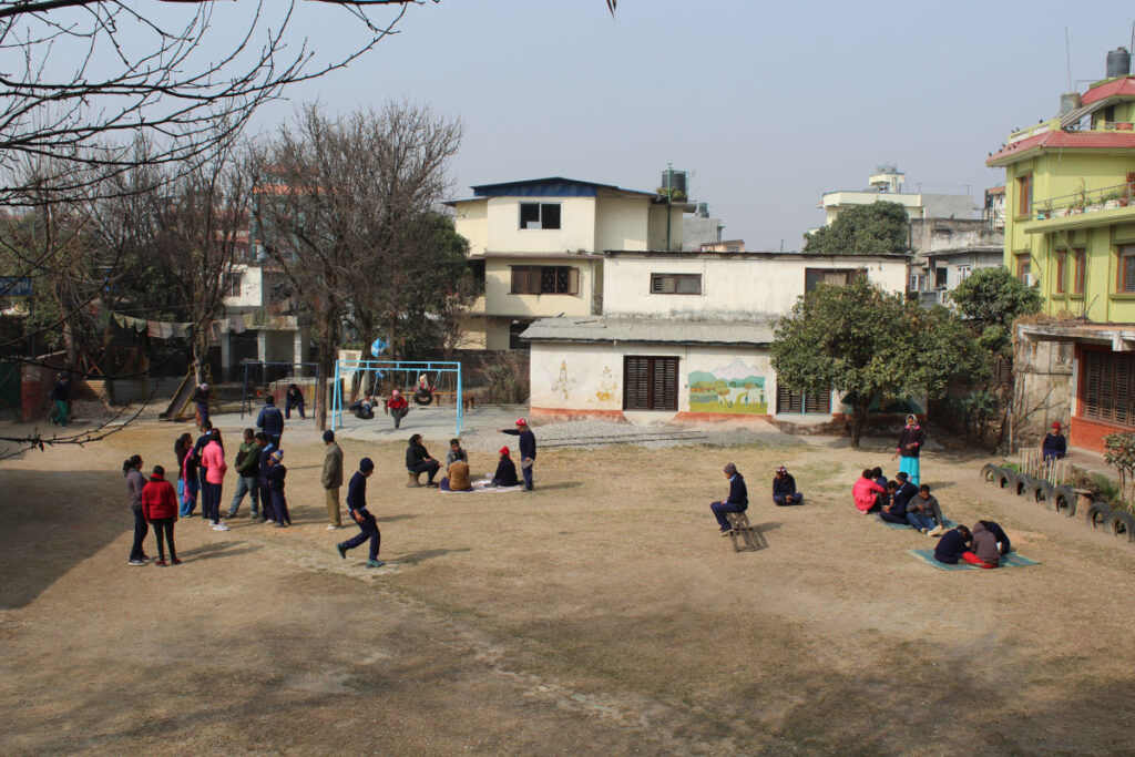 Schülerinnen und Schüler der Nirmal Bal Bikas Schule verbringen gemeinsam den Schulalltag auf dem Schulhof in Kathmandu.