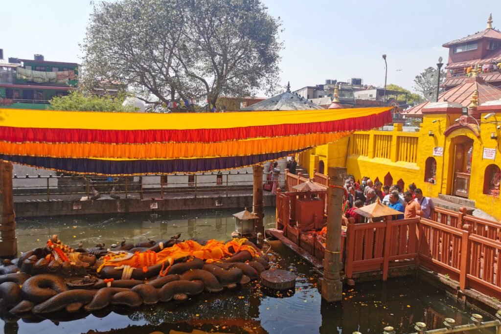 Schlafender Vishnu im Wasserbecken des Budhanilkantha-Tempels in Kathmandu