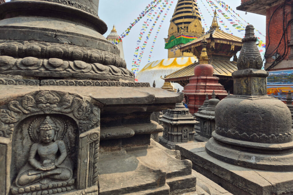 Stupas, Schreine und religiöse Bauwerke rund um den Swayambhunath Stupa in Kathmandu
