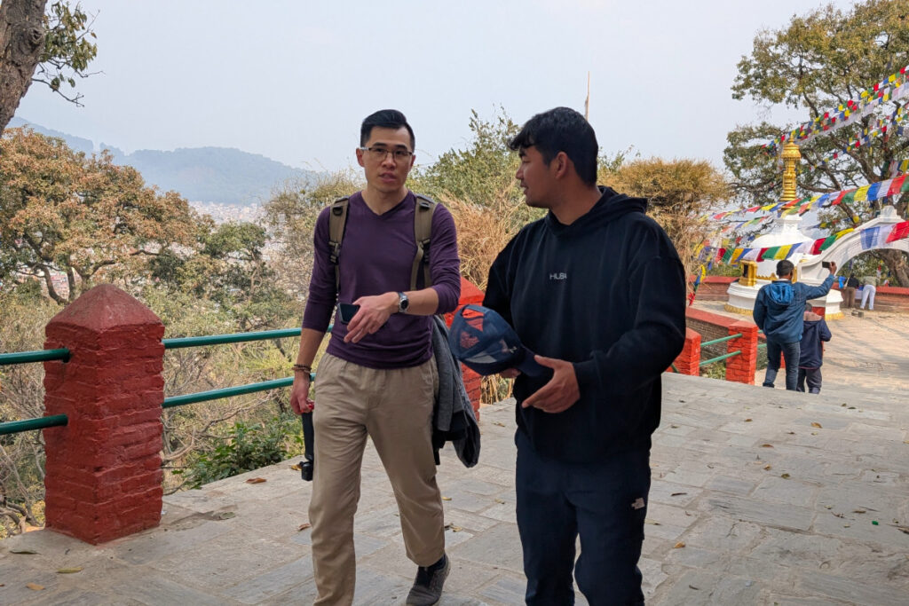 Zwei Besucher im Gespräch in der Tempelanlage von Swayambhunath in Kathmandu
