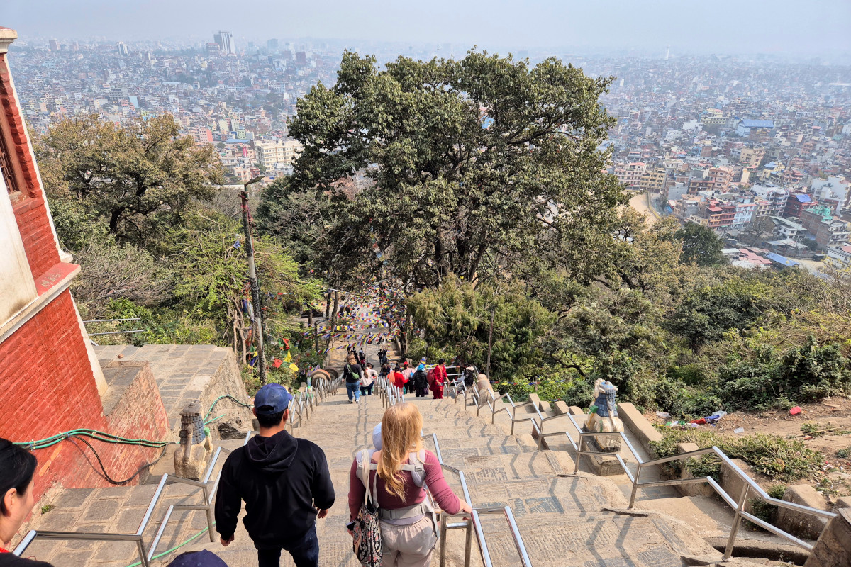 Blick von Swayambhu über die Treppe auf das Häusermeer von Kathmandu