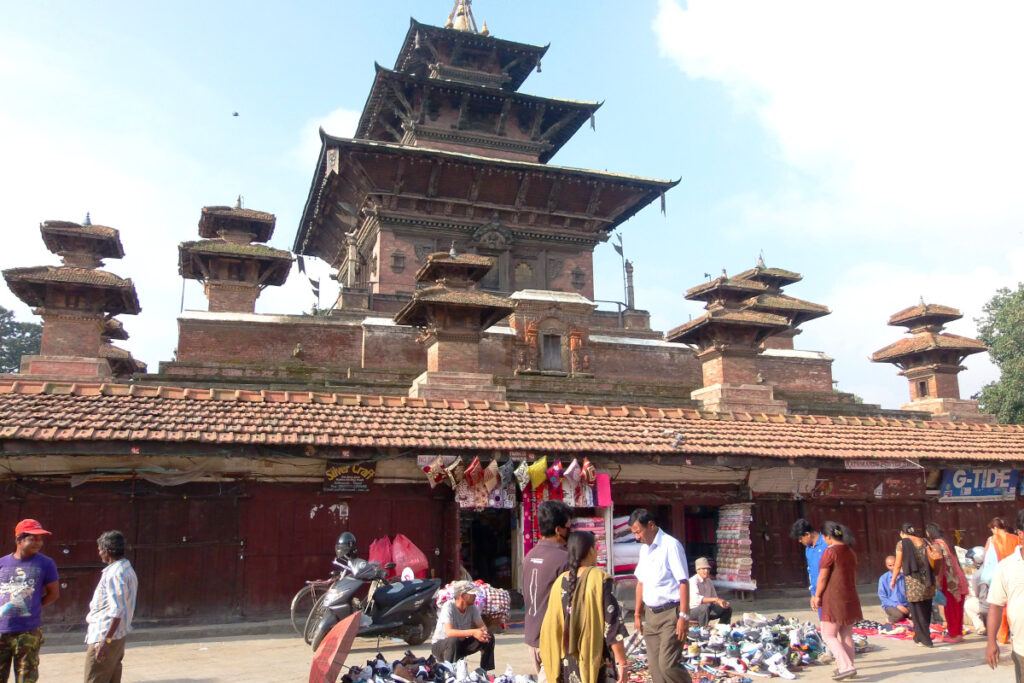 Taleju-Tempel am Kathmandu Durbar Square Taleju-Tempel am Kathmandu Durbar Square mit Marktständen im Vordergrund