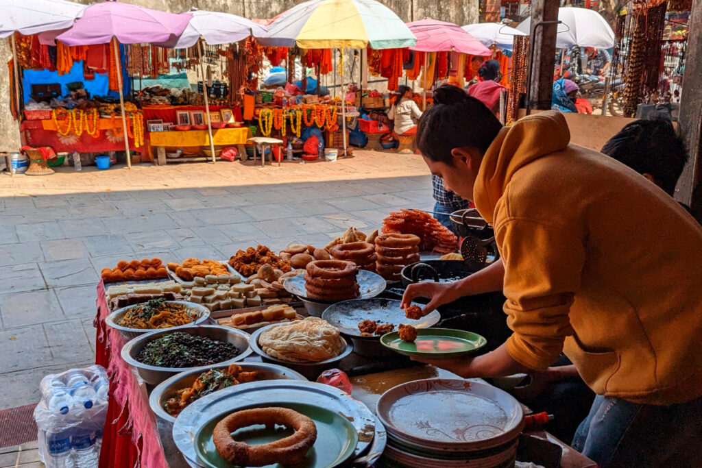 Nepalesische Snacks und Marktstände am Budhanilkantha-Tempel