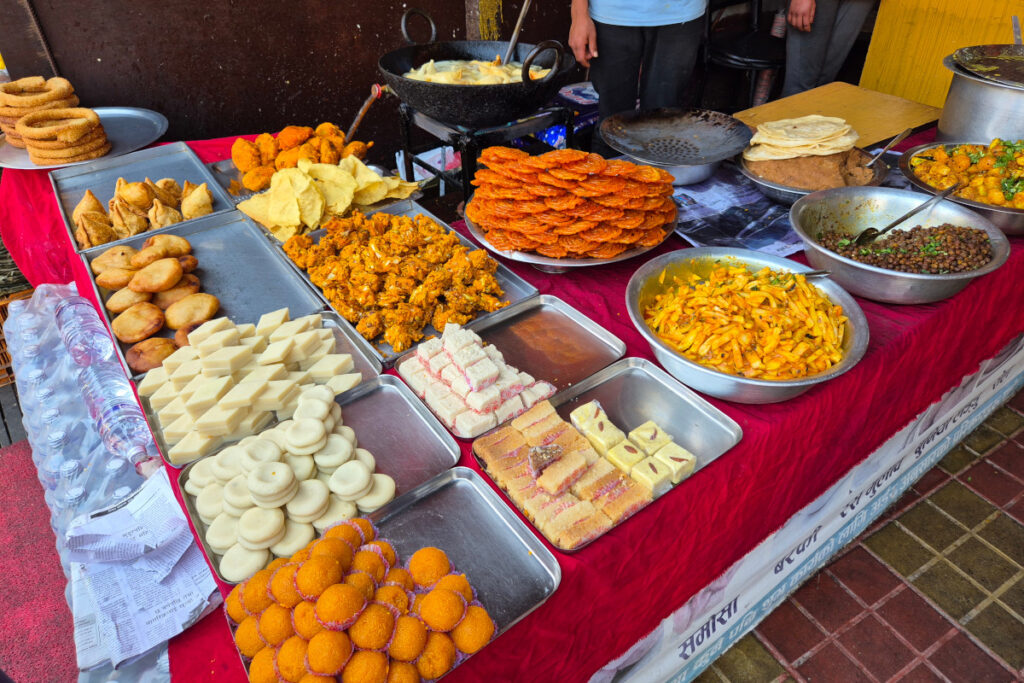 Nepalesische Snacks und Süßigkeiten an einem Stand in Budhanilkantha