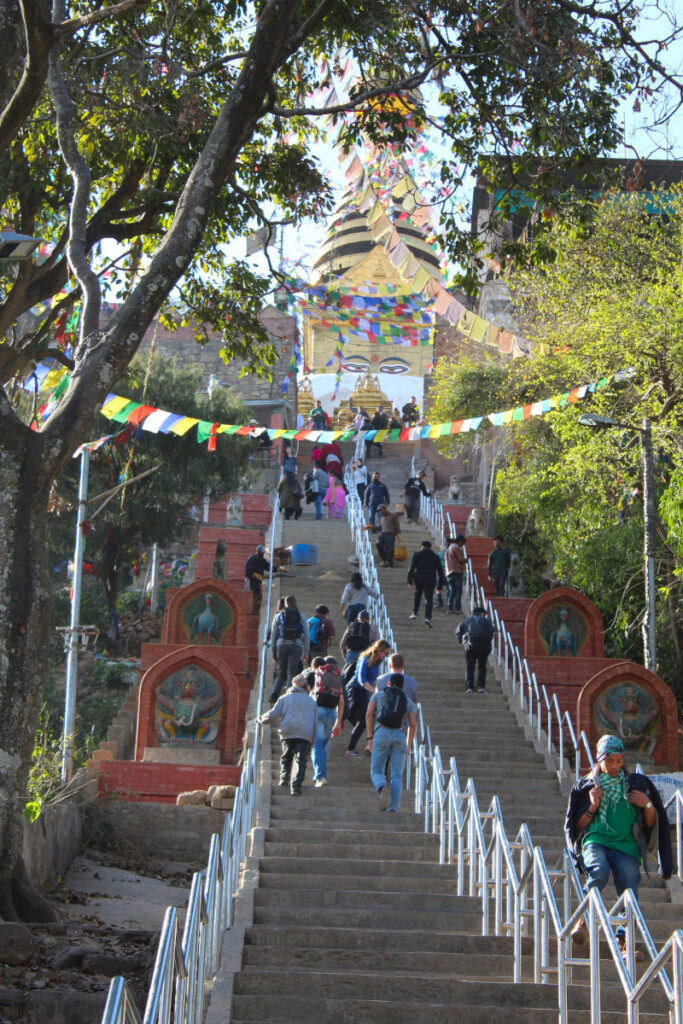 Lange Treppe hinauf zum Swayambhunath Stupa mit den Buddha-Augen in Kathmandu