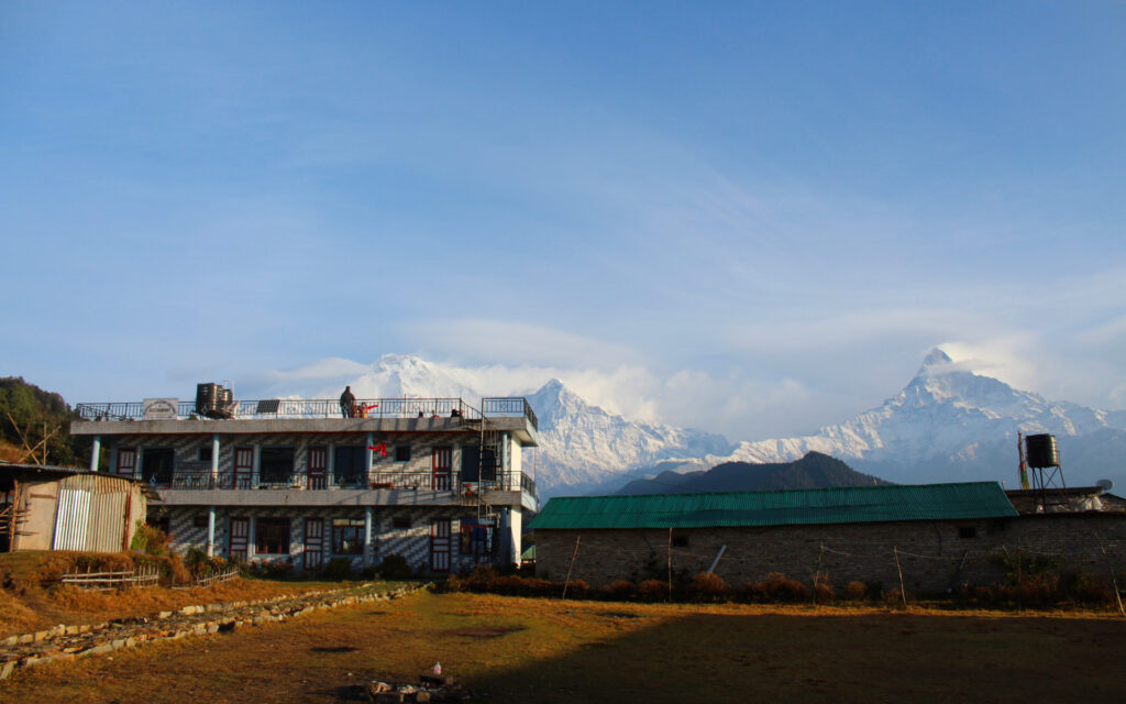 Australian Basecamp mit Blick auf die Annapurna Unterkunft am Australian Basecamp mit Dachterrasse und Blick auf die schneebedeckten Gipfel der Annapurna-Region.