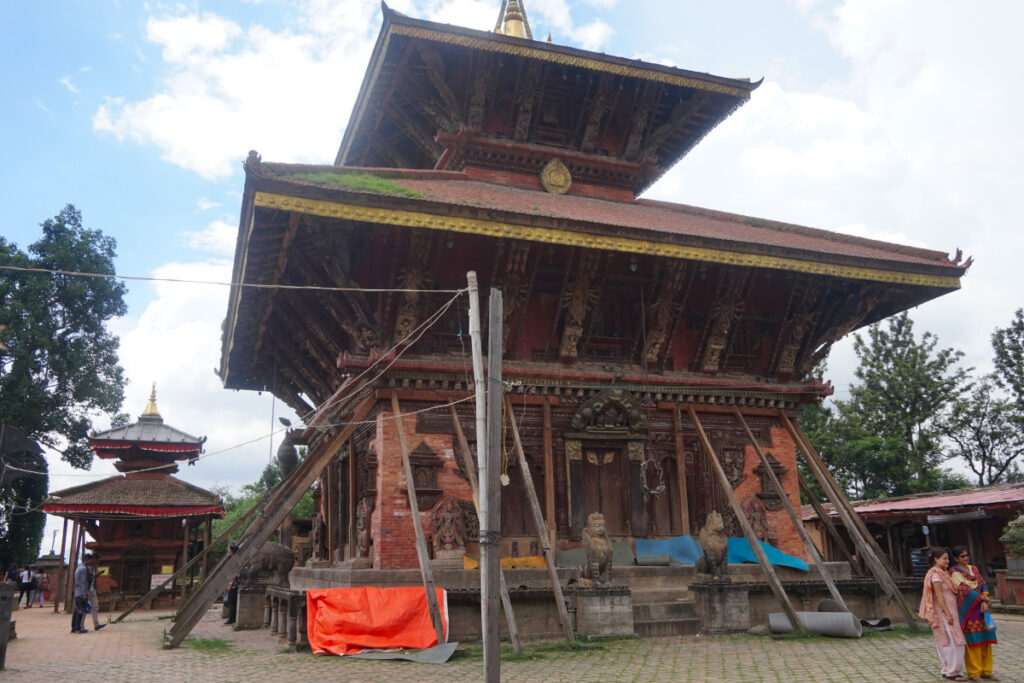 Changu-Narayan-Tempel Changu-Narayan-Tempel mit geschnitzter Holzfassade und Stützen nach dem Erdbeben