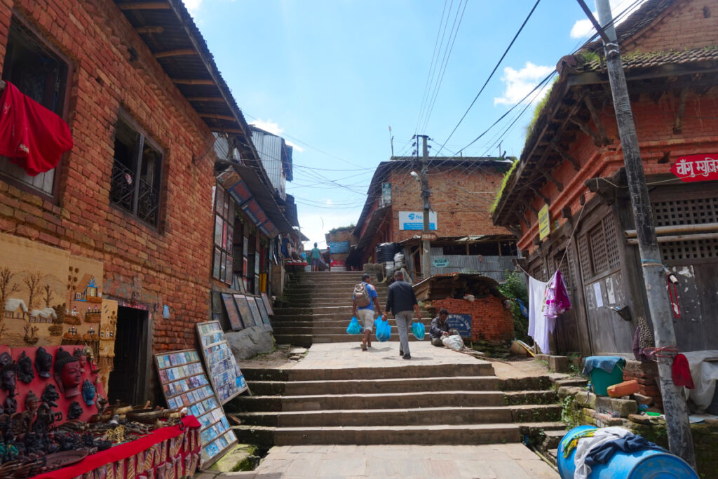 Dorf von Changu Narayan Gasse mit Ziegelhäusern und kleinen Verkaufsständen im Dorf Changu Narayan