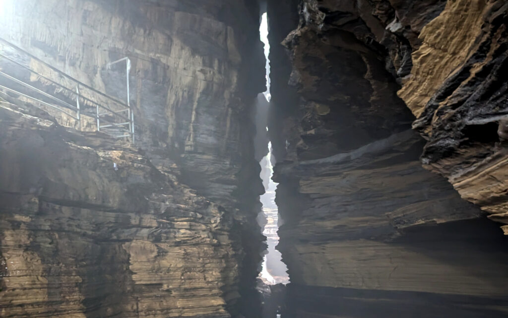 Gupteshwor Mahadev Cave in Pokhara Felswände im Inneren der Gupteshwor Mahadev Cave in Pokhara mit einem schmalen Lichteinfall zwischen den Felsen.