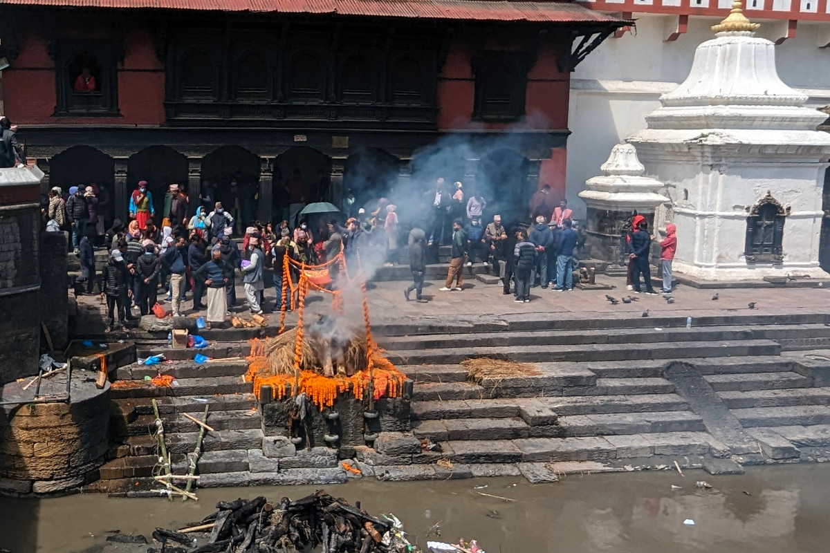 Hinduistische Feuerbestattung an den Ghats von Pashupatinath am Bagmati