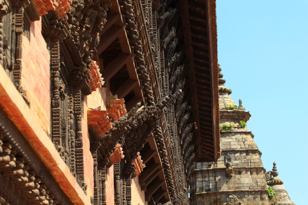 Traditionelle Holzarchitektur in Bhaktapur Reich geschnitzte Holzfassade in der Altstadt von Bhaktapur