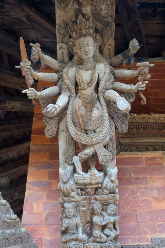 Holzschnitzerei am Changu-Narayan-Tempel Aufwendig geschnitzte mehrarmige Figur am Changu-Narayan-Tempel