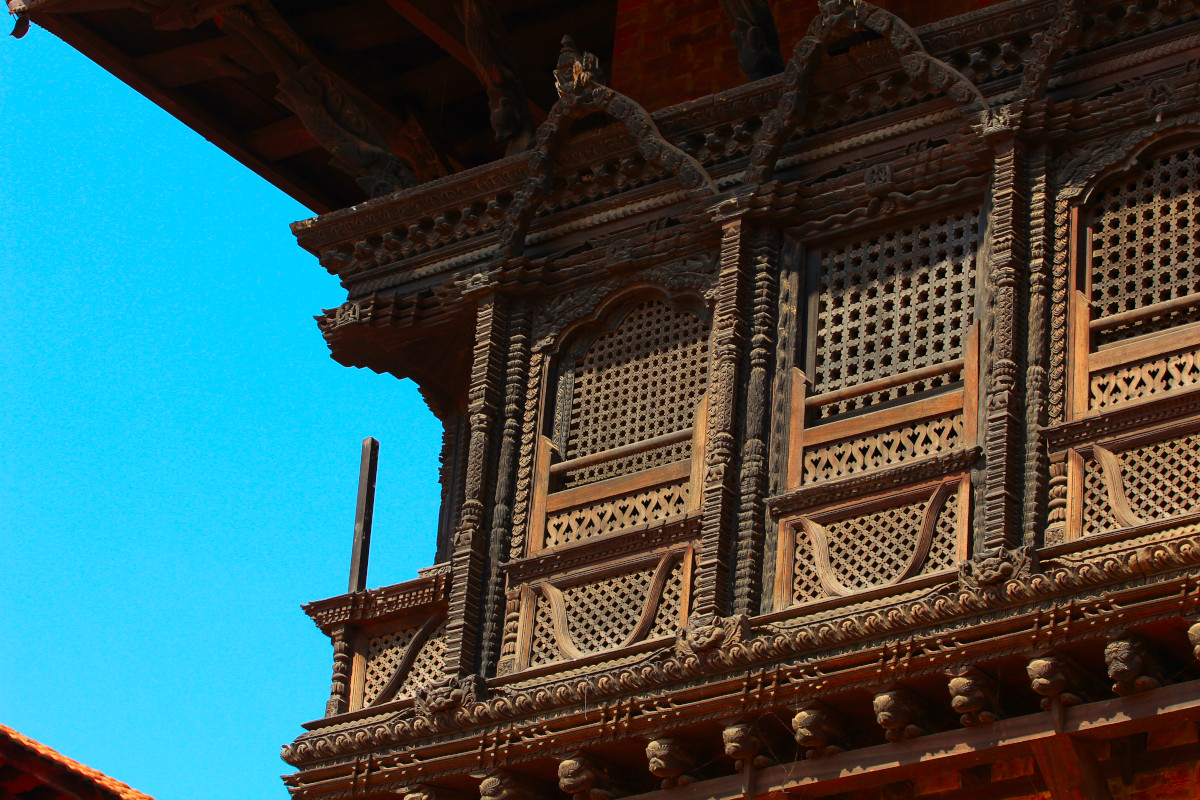 Traditionelle Newar-Architektur mit geschnitzten Holzfenstern in Bhaktapur