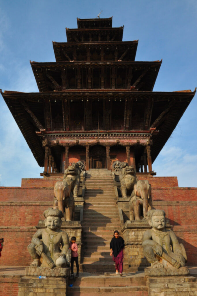 Nyatapola-Tempel in Bhaktapur Fünfstöckiger Nyatapola-Tempel mit Wächterfiguren in Bhaktapur