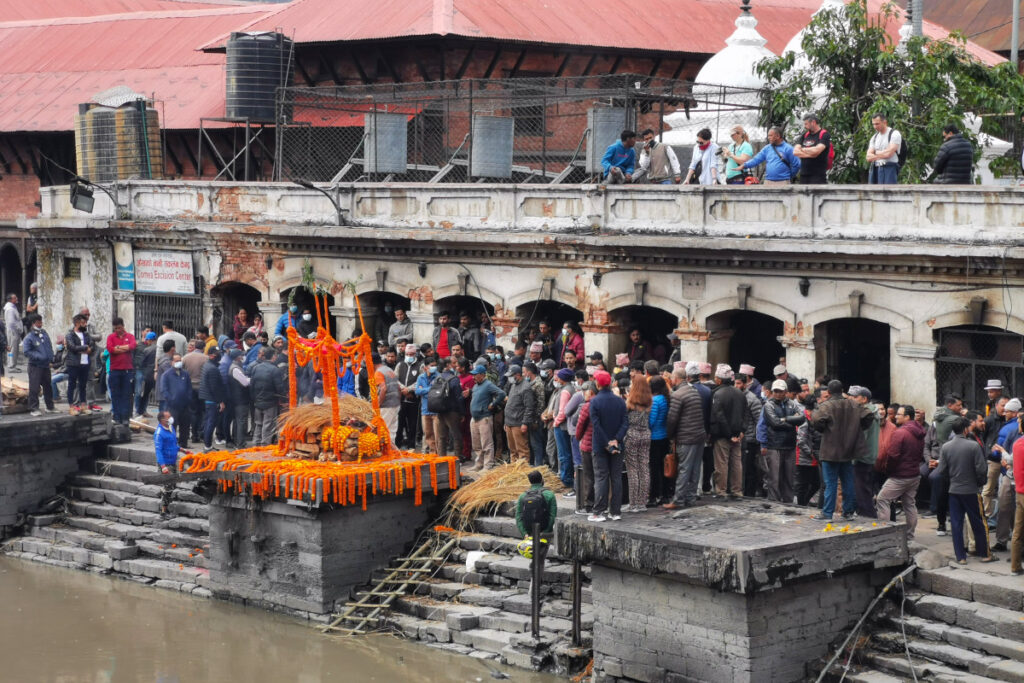 Verbrennungsghats in Pashupatinath Verbrennungsghats am Bagmati-Fluss in Pashupatinath mit Besuchern