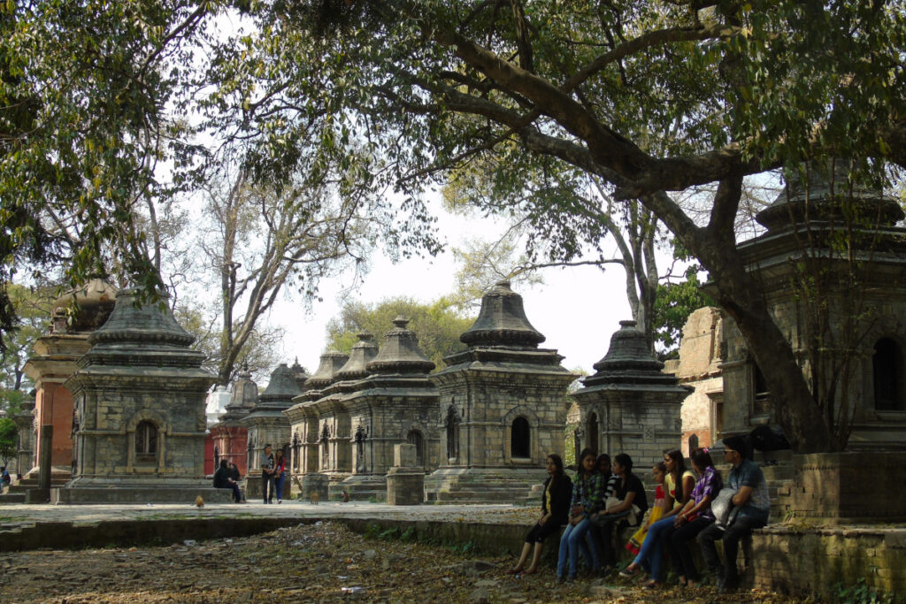 Ruhige Tempel in Pashupatinath Kleine steinerne Tempel im ruhigen Teil von Pashupatinath