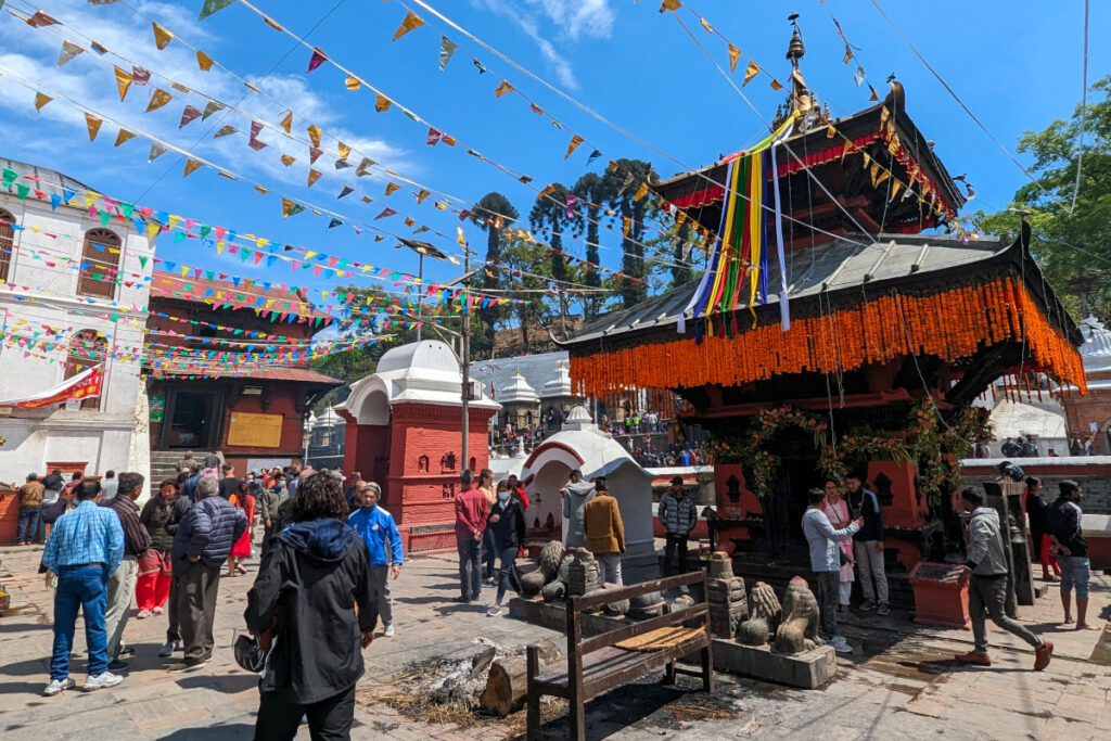Religiöses Leben in Pashupatinath Besucher und Tempel auf dem Gelände von Pashupatinath in Kathmandu