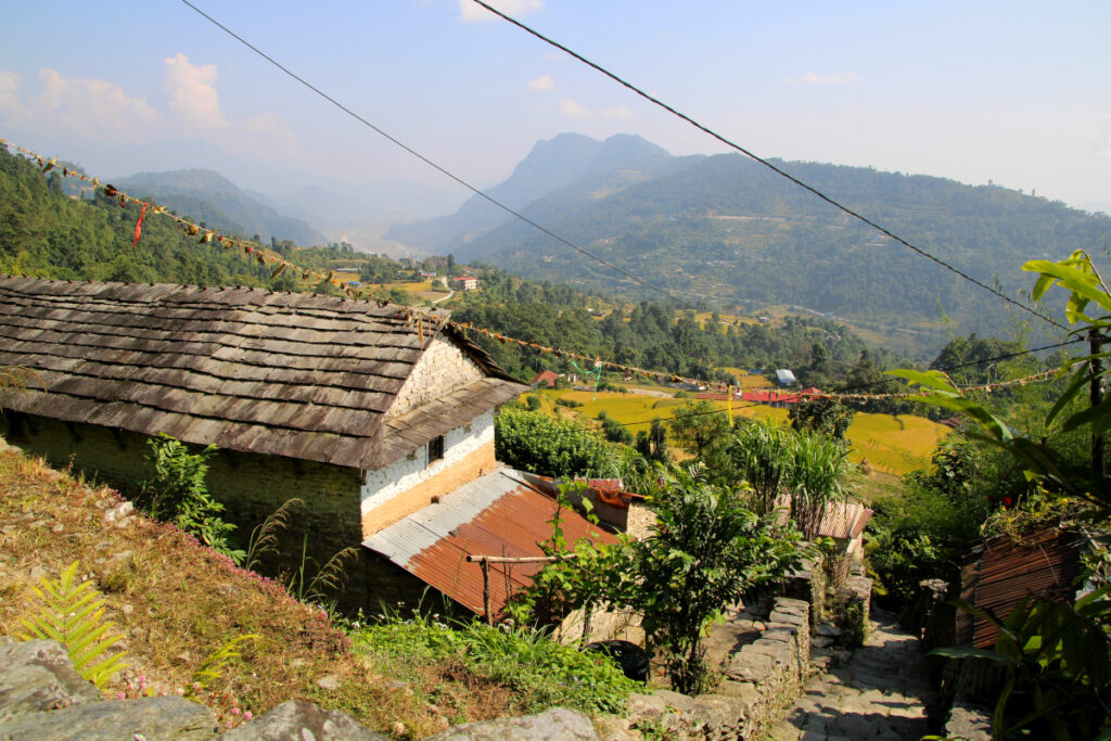 Dorf und Terrassenfelder in der Umgebung von Pokhara Steinweg durch ein nepalesisches Dorf mit Häusern und Terrassenfeldern in den Hügeln bei Pokhara