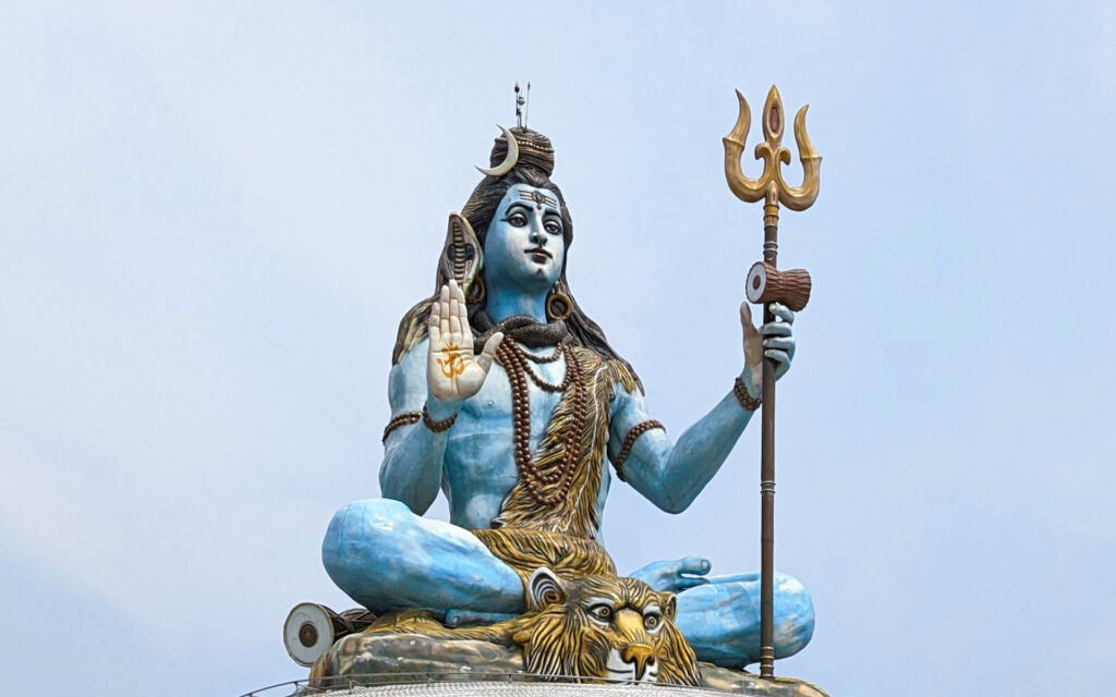 Pumdikot Shiva Statue bei Pokhara Große blaue Shiva-Statue in Pumdikot bei Pokhara mit erhobener Hand und goldenem Dreizack.
