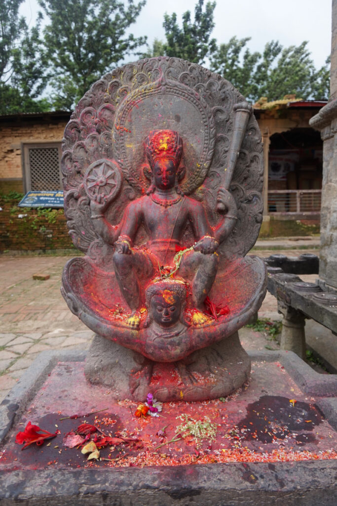 Historische Steinskulptur in Changu Narayan Historische Darstellung Vishnus mit Chakra und Keule in Changu Narayan